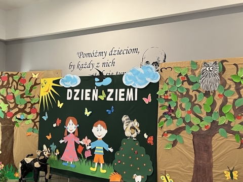 Uczniowie z Kątów Wrocławskich sadzą z ministrem drzewa - dziś Dzień Ziemi - 0