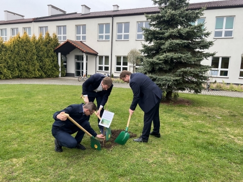 Uczniowie z Kątów Wrocławskich sadzą z ministrem drzewa - dziś Dzień Ziemi - 1