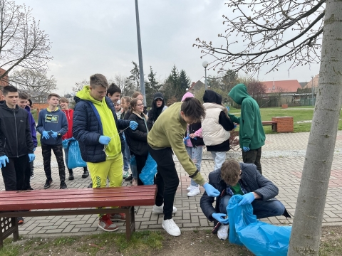 Uczniowie z Kątów Wrocławskich sadzą z ministrem drzewa - dziś Dzień Ziemi - 2