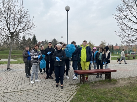Uczniowie z Kątów Wrocławskich sadzą z ministrem drzewa - dziś Dzień Ziemi - 4