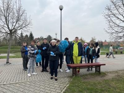 Uczniowie z Kątów Wrocławskich sadzą z ministrem drzewa - dziś Dzień Ziemi