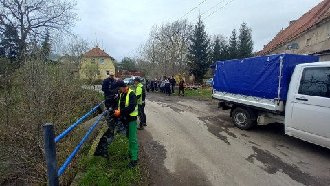 Zaledwie kilka minut i worki zapełniły się śmieciami - w Bolkowie wielkie sprzątanie - 0