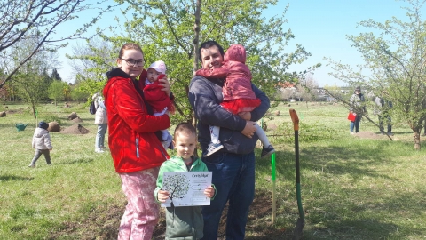 Wrocław: Znów nasadzieli drzewa, by upamiętnić narodziny dziecka - 1