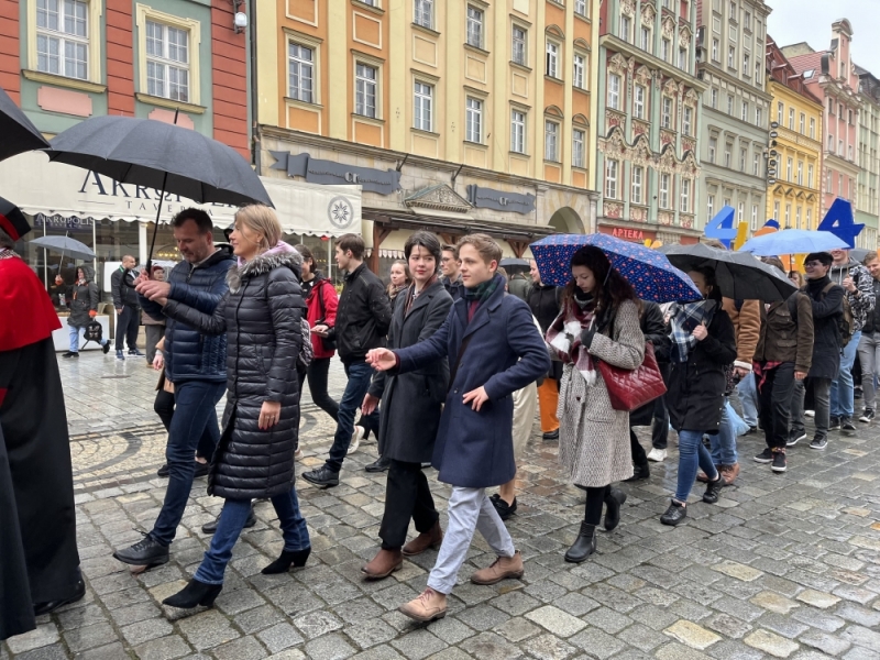 Maturzyści znów zatańczyli pod pomnikiem Fredry - fot. Joanna Jaros