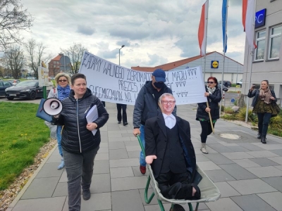 Chcą wywieźć na taczce prezesa Legnickiej Sp&oacute;łdzielni Mieszkaniowej