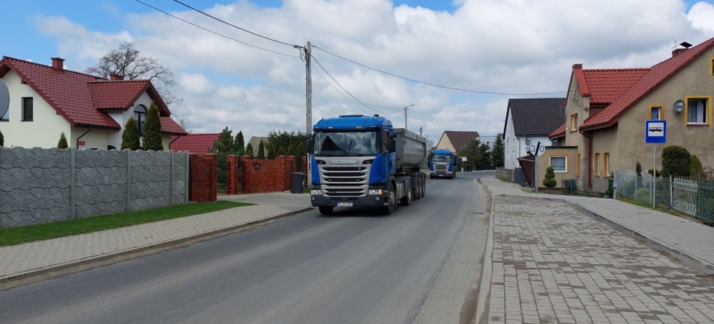 Od świtu do zmroku. Setki ciężarówek przejeżdżają pod oknami mieszkańców Garncarska - fot. Beata Makowska