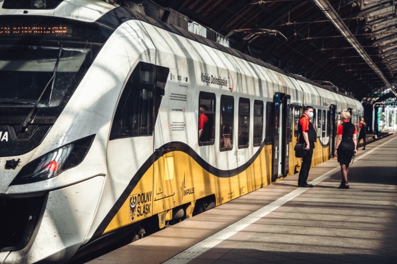 "Za krótkie wagony". Pasażerowie skarżą się na ścisk w pociągu do Bielawy - zdjęcie ilustracyjne, fot. Patrycja Dzwonkowska