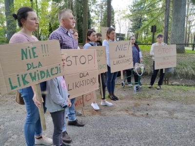 Cicha manifestacja przed Domem Wczas&oacute;w Dziecięcych w Przemkowie
