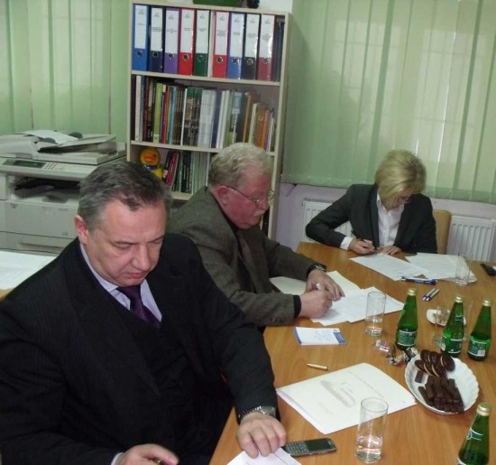 Batalia o drogę S3 - Samorządowcy podpisują petycję do premiera w sprawie S3 (Fot. Piotr Słowiński)