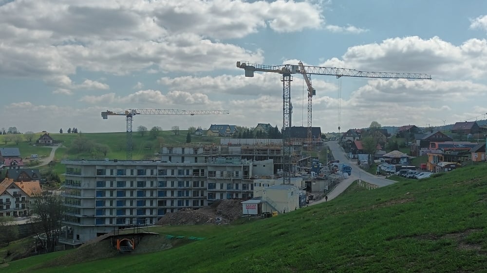 W Zieleńcu powstaje hotel na 1000 gości. Mieszkańcy protestowali... budowa i tak ruszyła - fot. Jarosław Wrona