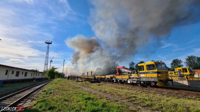Legnica: Płoną składowane podkłady kolejowe na terenach PKP - fot. Legnica 112
