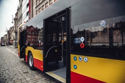 Pasażerowie poszkodowani po gwałtownym hamowaniu autobusu