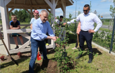 Chwycili za łopaty i stworzyli dzieciom z pieczy zastępczej ogr&oacute;dek
