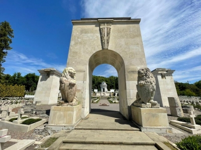 Na Cmentarzu Orląt Lwowskich odsłonięte zostały słynne lwy
