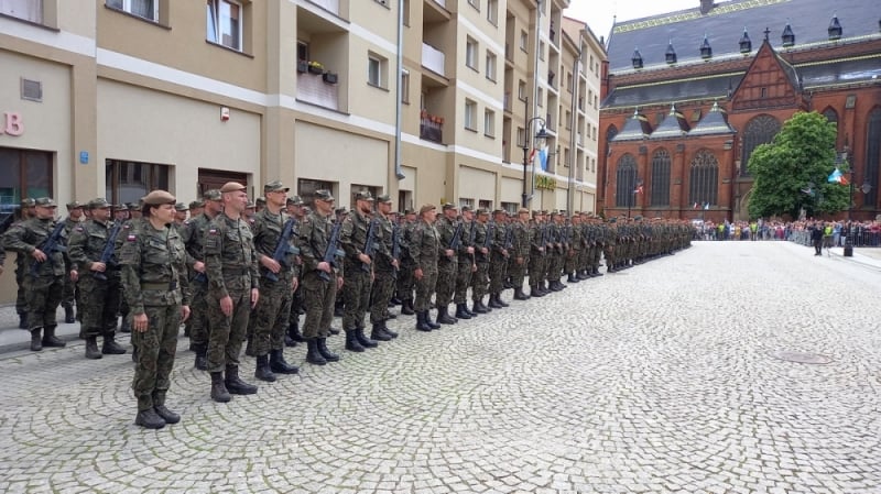 Legnica: Ponad stu żołnierzy WOT złożyło przysięgę wierności ojczyźnie - fot. A. Andrzejewski