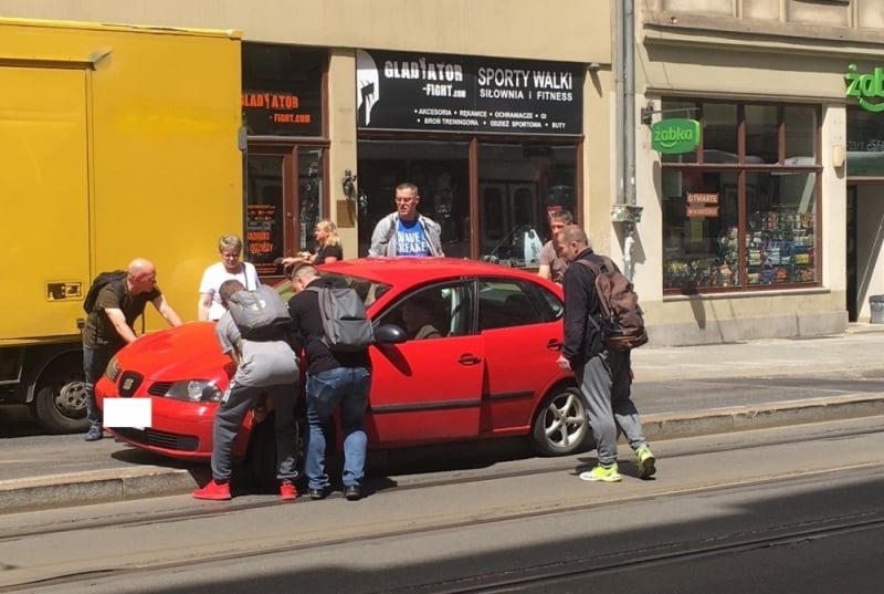 Kierowca spadł z drogi na ul. Krupniczej we Wrocławiu - fot. Joanna Łukaszewska