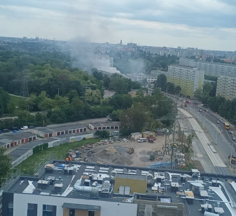Kłęby dymu nad wrocławskimi Popowicami. Płonący bus blokuje drogę - fot. Słuchacz