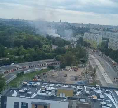 Kłęby dymu nad wrocławskimi Popowicami. Płonący bus blokuje drogę