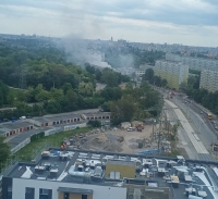Kłęby dymu nad wrocławskimi Popowicami. Płonący bus blokuje drogę