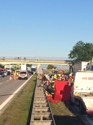 Karambol na A4. Zderzyły się trzy samochody ciężarowe. Lądował śmigłowiec LPR - 1