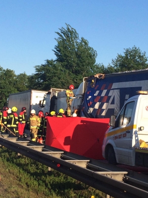 Karambol na A4. Zderzyły się trzy samochody ciężarowe. Lądował śmigłowiec LPR - 3