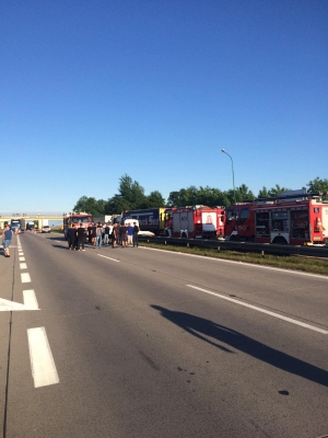 Karambol na A4. Zderzyły się trzy samochody ciężarowe. Lądował śmigłowiec LPR - 4