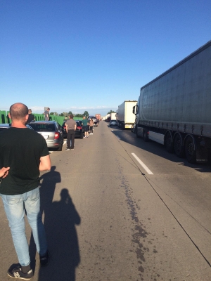 Karambol na A4. Zderzyły się trzy samochody ciężarowe. Lądował śmigłowiec LPR - 5