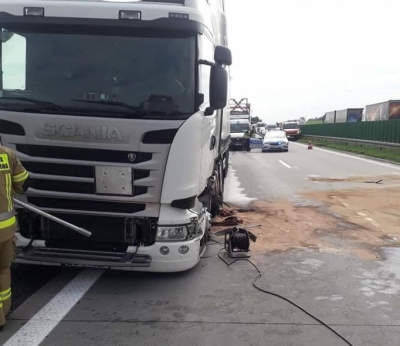 A4 do granicy zablokowana. Z uszkodzonej ciężar&oacute;wki wyciekło paliwo [AKTUALIZACJA]