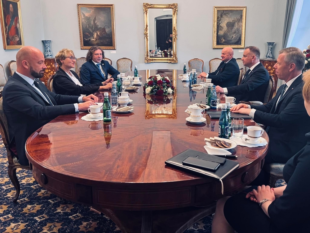 Prezydent Wrocławia wręczył "Białą Księgę" prezydentowi Polski - fot. Facebook/ Prezydent Wrocławia Jacek Sutryk