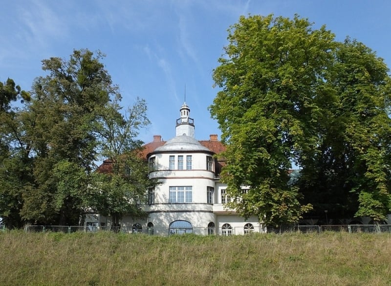 Zabytkowy zameczek na wrocławskim Dąbiu idzie pod młotek - fot. Wikimedia Commons