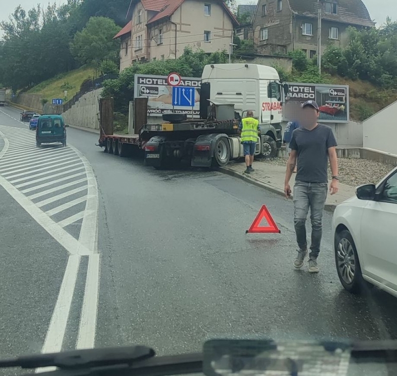 Ciężarówka wjechała w murek na DK8 - fot. Grzegorz Gębczyński