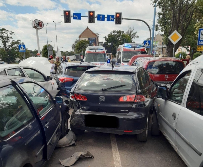 Karambol w centrum Legnicy. Zderzyło się 8 aut [ZDJĘCIA]  - fot. Komenda Miejska Państwowej Straży Pożarnej w Legnicy