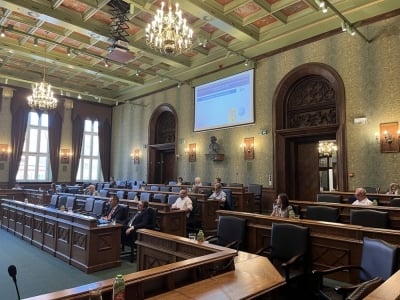Rada Miejska Wrocławia wciąż obraduje w trybie zdalnym. Pytamy o powody