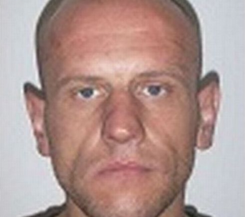Podczas interwencji wyrwał broń funkcjonariuszom. Policja szuka 35-latka [WIZERUNEK] - fot. Policja