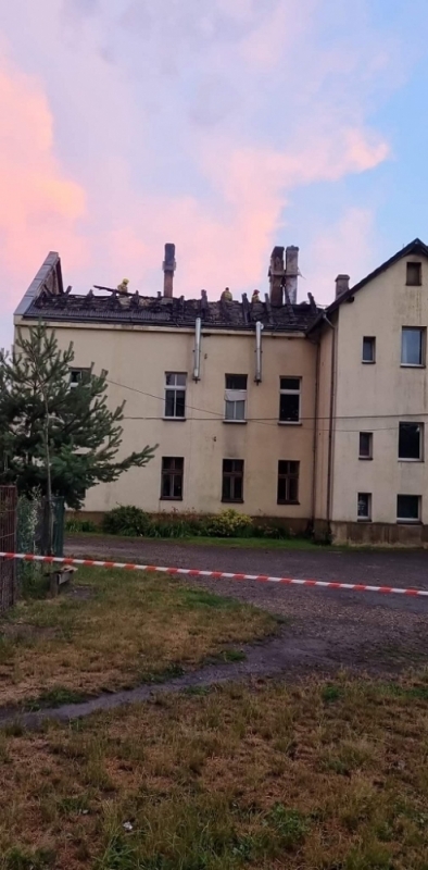 Pożar domu pod Kątami Wrocławskimi - 30 osób ewakuowanych [ZDJĘCIA] - fot. RW