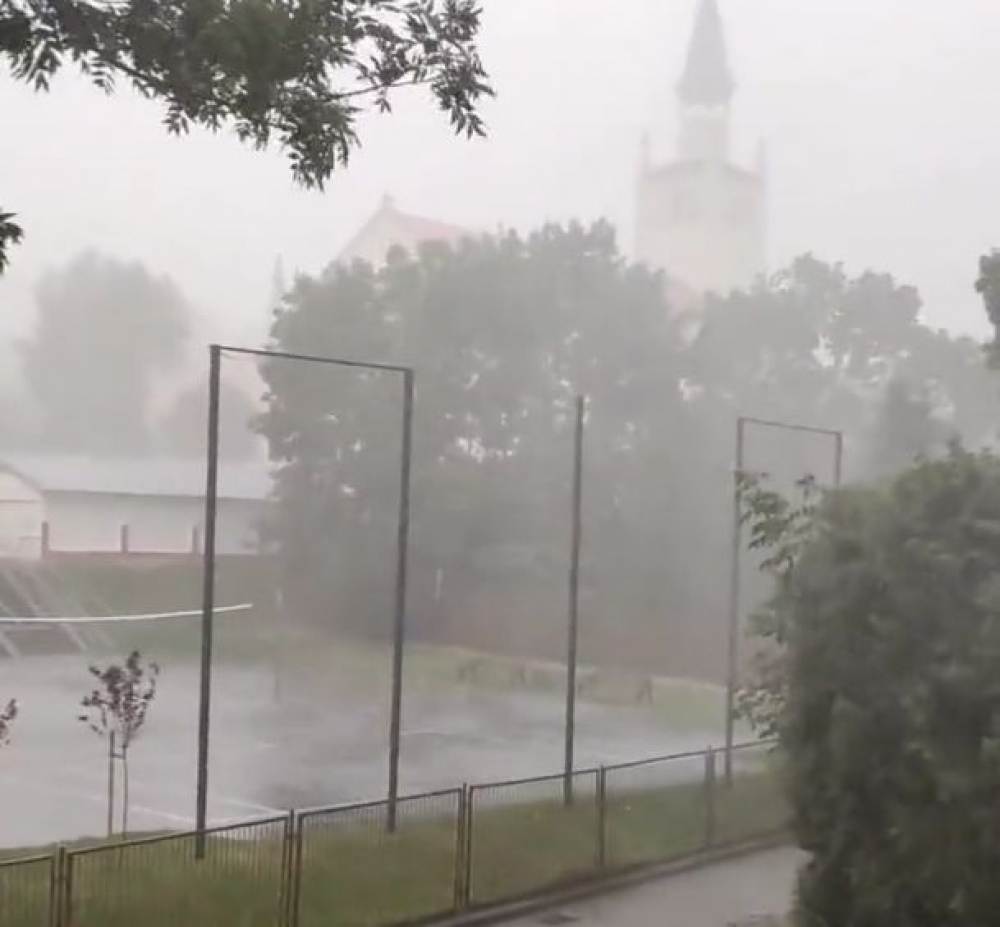 RCB ostrzega przed burzami z gradem i silnym wiatrem [WIDEO] - fot. Obserwatorzy.info