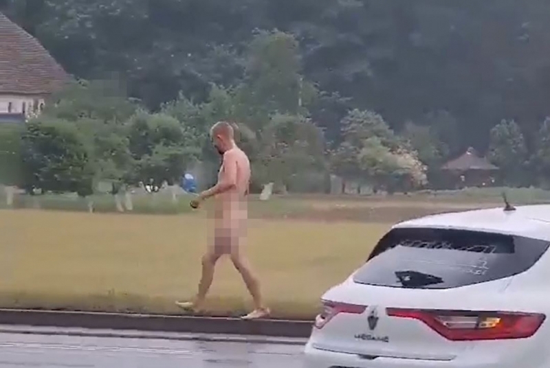 Nagi mężczyzna biegał w deszczu po drodze nr 30 - screen z filmu/eluban.pl