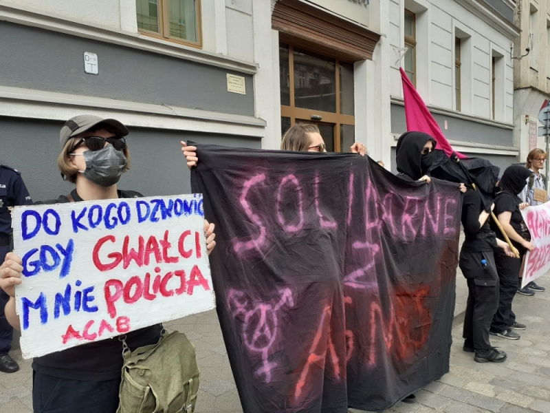 Manifestacja przed komisariatem policji we Wrocławiu - fot. Elżbieta Osowicz