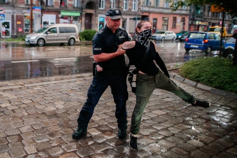 Odpalone race i cztery osoby zatrzymane - kolejny dzień protestu przed wrocławskim komisariatem - 0