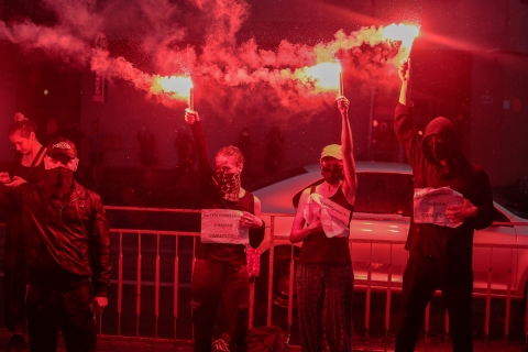 Odpalone race i cztery osoby zatrzymane - kolejny dzień protestu przed wrocławskim komisariatem - 1