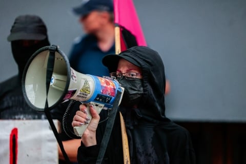Odpalone race i cztery osoby zatrzymane - kolejny dzień protestu przed wrocławskim komisariatem - 2
