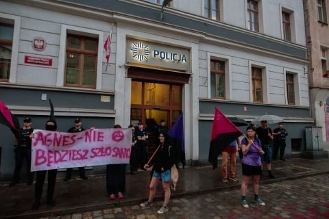 Odpalone race i cztery osoby zatrzymane - kolejny dzień protestu przed wrocławskim komisariatem - 3