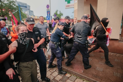Odpalone race i cztery osoby zatrzymane - kolejny dzień protestu przed wrocławskim komisariatem - 4