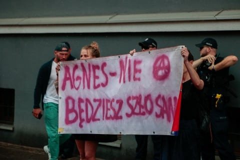 Odpalone race i cztery osoby zatrzymane - kolejny dzień protestu przed wrocławskim komisariatem - 5