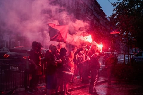 Odpalone race i cztery osoby zatrzymane - kolejny dzień protestu przed wrocławskim komisariatem - 6