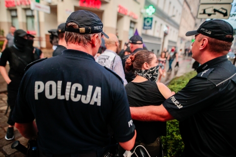 Odpalone race i cztery osoby zatrzymane - kolejny dzień protestu przed wrocławskim komisariatem - 7