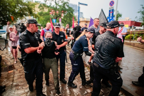 Odpalone race i cztery osoby zatrzymane - kolejny dzień protestu przed wrocławskim komisariatem - 9