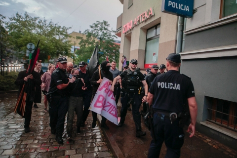 Odpalone race i cztery osoby zatrzymane - kolejny dzień protestu przed wrocławskim komisariatem - 8