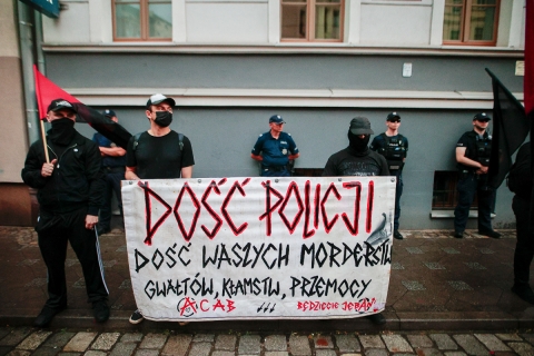 Odpalone race i cztery osoby zatrzymane - kolejny dzień protestu przed wrocławskim komisariatem - 15