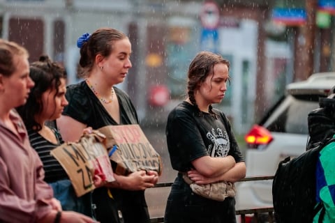 Odpalone race i cztery osoby zatrzymane - kolejny dzień protestu przed wrocławskim komisariatem - 13